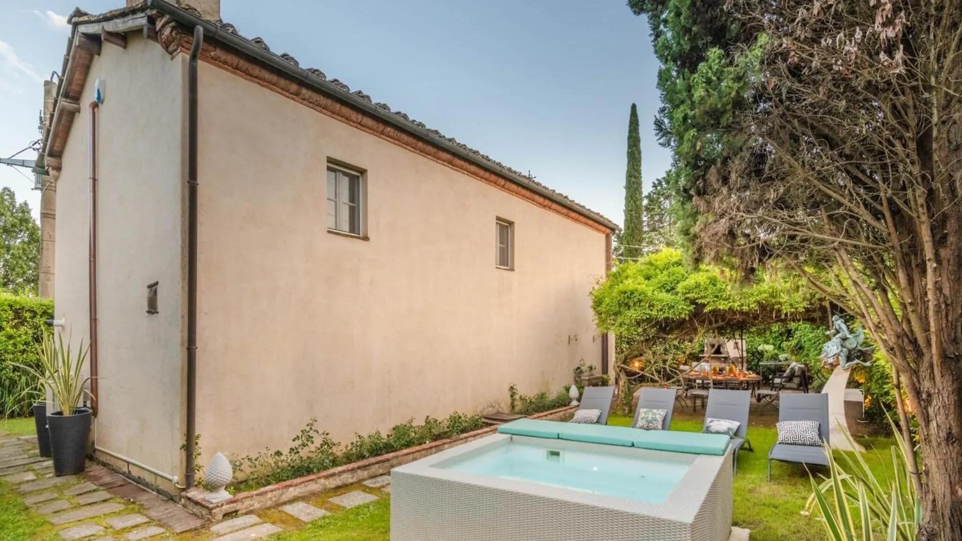 Romantic Retreat In A Restored Church Λούκα